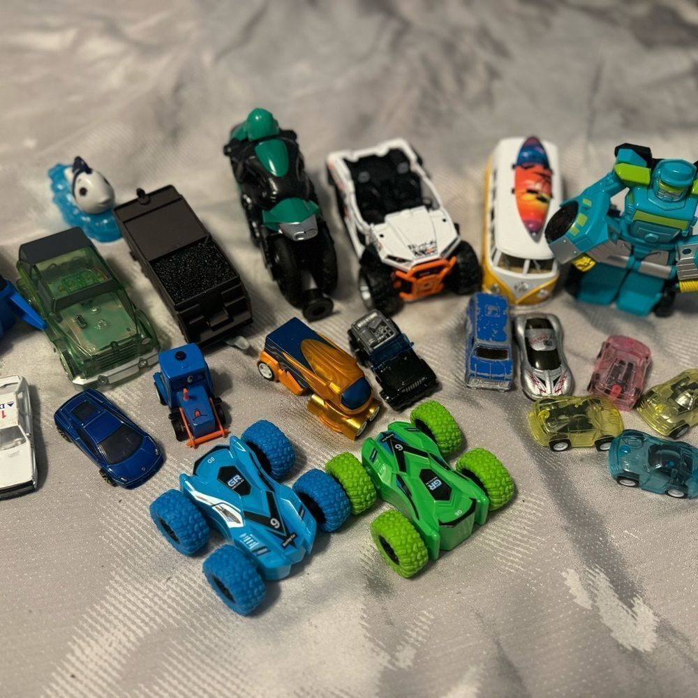 Cars Cars & More Cars! Racers, model cars, jeep, transformer, spins & more! (20) - Picture 2 of 16